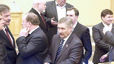 Горячая полемика продолжалась даже во время перерыва. Фото Михаила ПЕРМИНА
