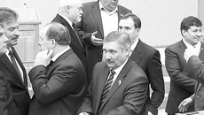 Горячая полемика продолжалась даже во время перерыва. Фото Михаила ПЕРМИНА