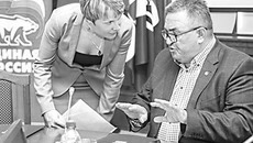 Член регионального политсовета «Единой России» Анна Богалий и Валерий Ильенко перед заседанием политсовета. Фото предоставлено er.nsk