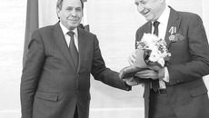 Губернатор вручил орден Дружбы Якову Таубесу. Фото Михаила ПЕРМИНА
