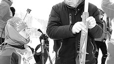 Надежда Фёдорова и ее тренер Юрий Кудряшов на Новосибирском биатлонном комплексе. Фото Натальи МАНТОРОВОЙ