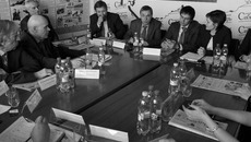 Неожиданная деталь: круглый стол помог найти друг друга представителям власти и предпринимательства, а также потенциальных партнеров в бизнесе. Так, мошковский индустриальный парк предложил проектировочной компании отдельно составить разговор о возможном сотрудничестве в поиске инфраструктурных решений. Фото Аркадия УВАРОВА
