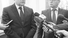 Посол Химанен (слева) заверил, что финскому бизнесу интересен наш регион. Фото Михаила ПЕРМИНА