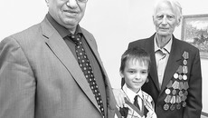 Николай Мочалин и Ваня Змеев поздравили ветерана. Фото Аркадия УВАРОВА