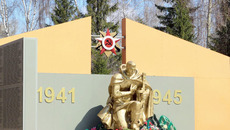 Юбилей Великой Победы Болотнинский район будет отмечать 8 и 9 мая. В программе — легкоатлетическая эстафета, автопробег «Скорость Победы», шествие колонны в рамках акции «Бессмертный полк», торжественный митинг, серия концертов, театрализованных представлений и тематических выставок, работа спортивно- развлекательных площадок и полевой кухни, молодежное факельное шествие «Пламя Победы», праздничный фейерверк и многое другое. Фото Натальи МАНТОРОВОЙ
