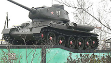 Экспонаты музея — танк Т-34...