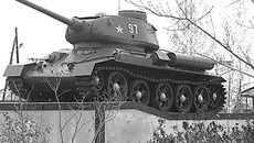 Экспонаты музея — танк Т-34...