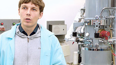 Сергей Косолобов у модифицированного электронного микроскопа. Фото Михаила ПЕРМИНА