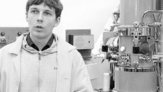 Сергей Косолобов у модифицированного электронного микроскопа. Фото Михаила ПЕРМИНА