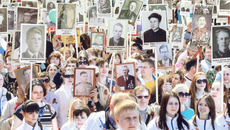 Самым масштабным и трогательным получилось шествие «Бессмертного полка», стартовавшее сразу после военного парада. Организаторы ожидали колону максимум из десяти тысяч человек, но реальность превзошла самые смелые ожидания. В акции приняли участие более 50 тысяч жителей. Возглавил шествие губернатор Новосибирской области Владимир Городецкий. Глава региона пронес в руках портрет своего отца, который прошел всю войну и участвовал во взятии Берлина