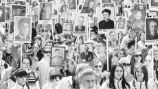 Самым масштабным и трогательным получилось шествие «Бессмертного полка», стартовавшее сразу после военного парада. Организаторы ожидали колону максимум из десяти тысяч человек, но реальность превзошла самые смелые ожидания. В акции приняли участие более 50 тысяч жителей. Возглавил шествие губернатор Новосибирской области Владимир Городецкий. Глава региона пронес в руках портрет своего отца, который прошел всю войну и участвовал во взятии Берлина