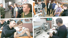 На занятиях в Сибирском геофизическом колледже. Фото Аркадия УВАРОВА