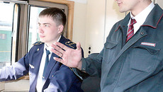 Студент Виталий Абатуров (слева) успешно постигает тонкости  профессии под руководством наставника Михаила Реннера