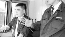 Студент Виталий Абатуров (слева) успешно постигает тонкости  профессии под руководством наставника Михаила Реннера