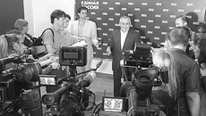 Заместитель председателя Государственной думы РФ, секретарь генсовета партии «Единая Россия» Сергей Неверов ответил на вопросы участников встречи в МВК «Новосибирск Экспоцентр». Фото с сайта infopro54.ru