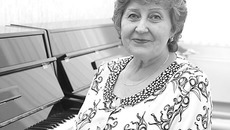 Галина Барановская убеждена, что учиться музыке надо на «живых» инструментах. Фото Аркадия УВАРОВА