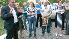 Проблему с парковкой решили сообща. Фото Аркадия УВАРОВА