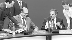 Соглашение между правительством Новосибирской области и госкомпанией «Российские автомобильные дороги», подписанное в присутствии министра транспорта РФ Максима Соколова, направлено на совместную работу сторон по развитию государственно-частного партнерства в дорожной отрасли . Фото Аркадия УВАРОВА