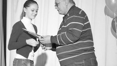 Дипломы победителям вручает Владимир Шамов. Фото прислано автором сюжета