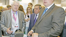 Дмитрий Рогозин ознакомился с разработками институтов СО РАН и предприятий ОПК региона. Фото Аркадия УВАРОВА