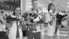 Алла Кулятина, Игорь Максимов и Екатерина Соколенко только что приземлились в Толмачёво. Фото Натальи МАНТОРОВОЙ