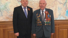 Начальник ЗСЖД Анатолий Абрамович Регер и председатель совета ветеранов Петр Филиппович Мысик. Фото Елены КОСТИНОЙ