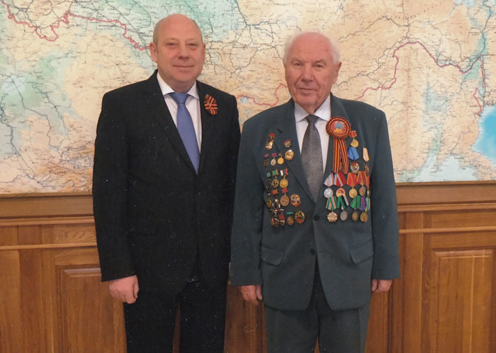 Начальник ЗСЖД Анатолий Абрамович Регер и председатель совета ветеранов Петр Филиппович Мысик. Фото Елены КОСТИНОЙ