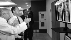 Дмитрий Медведев в Медтехнопарке. Фото с сайта premier.gov.ru