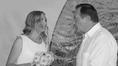 Заслуженную награду Иван Мороз вручает Елене Богдановой