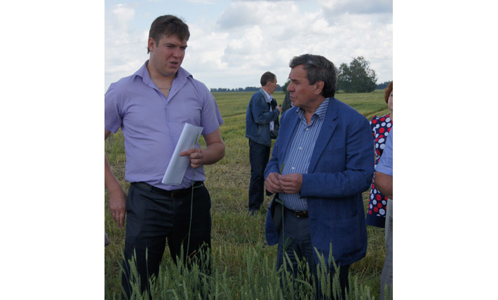 Владимир Городецкий и Сергей Ляхов: беседа в поле. Фото Николая ЦАРЕВА