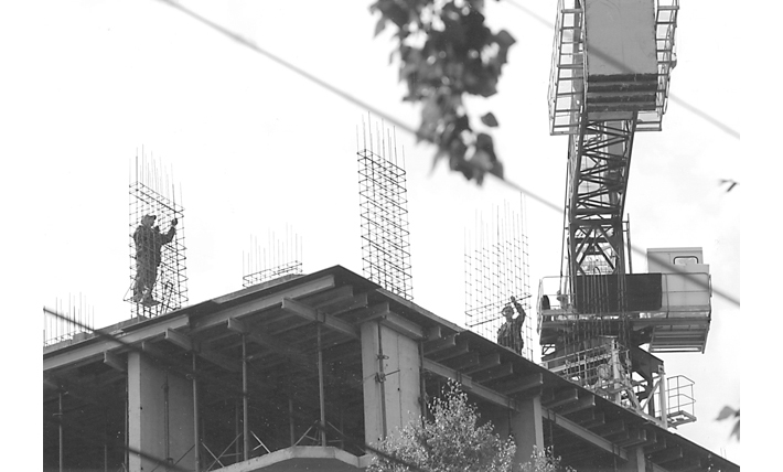 На стройплощадке кипит работа. Фото Бориса МОСКВИНА