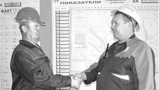 Бригадир Юрий Ермишкин (слева) принимает поздравления от начальника участка Андрея Вылегжанина