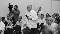 «Надо срочно менять парк машин скорой помощи», — обратился к представителям Минздрава РФ и Госдумы главный врач Краснозерской районной больницы Юрий Черемискин. Фото Аркадия УВАРОВА