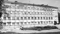 Школа № 47 в Новосибирске 19 августа все еще была одета в леса. Фото Михаила ПЕРМИНА
