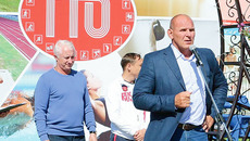 Александр Карелин открывает площадку ГТО на фестивале спорта «Время быть вместе».
Август 2015 года, Сузун. Фото Натальи МАНТОРОВОЙ