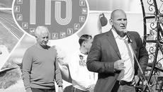 Александр Карелин открывает площадку ГТО на фестивале спорта «Время быть вместе».
Август 2015 года, Сузун. Фото Натальи МАНТОРОВОЙ