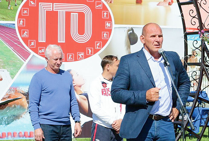 Александр Карелин открывает площадку ГТО на фестивале спорта «Время быть вместе».
Август 2015 года, Сузун. Фото Натальи МАНТОРОВОЙ