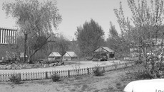 Такую зону отдыха арендаторы построили на берегу водоема в Кировском районе.Фото Юрия Иванова