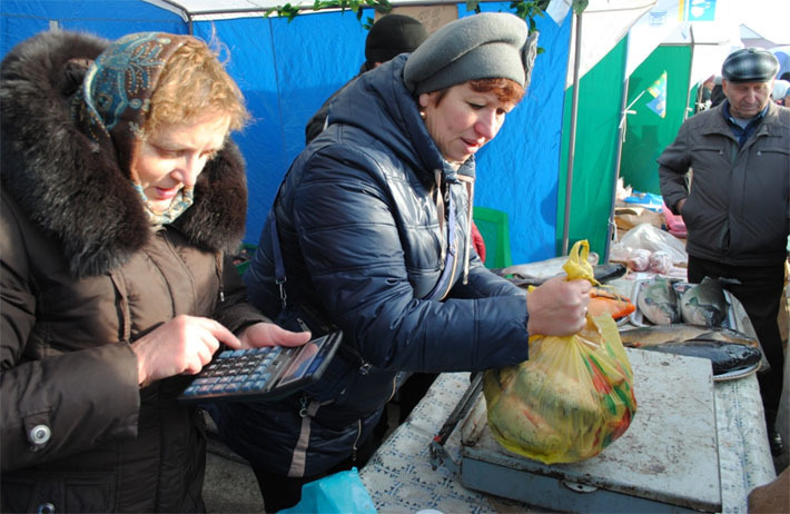 Бойкая торговля рыбой на Новопокровской ярмарке в Чанах осенью 2014 года. Фото предоставлено департаментом природных ресурсов