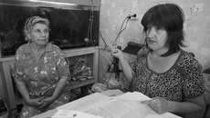 Жительницы улицы Ударной спорят, в какую сумму обойдется провести воду официально. Фото Аркадия УВАРОВА