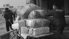 У оставшихся операторов еще есть время, чтобы вывезти нераспроданный товар. Фото Михаила ПЕРМИНА