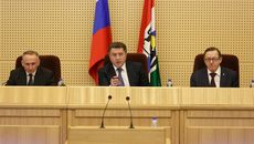 Слева направо: Андрей Панферов, Андрей Шимкив, Владимир Карпов в президиуме сессии Законодательного собрания. Фото Аркадия Уварова