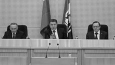 Слева направо: Андрей Панферов, Андрей Шимкив, Владимир Карпов в президиуме сессии Законодательного собрания. Фото Аркадия Уварова