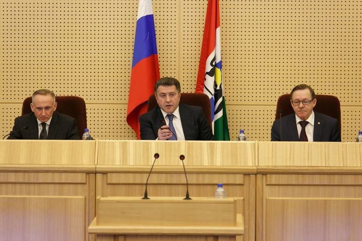 Слева направо: Андрей Панферов, Андрей Шимкив, Владимир Карпов в президиуме сессии Законодательного собрания. Фото Аркадия Уварова