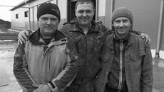 На таких тружениках, как братья Виктор, Сергей и Роман Козяпины из Красного Яра Ордынского района, село держится. Фото Аркадия УВАРОВА