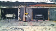 Фото двух сгоревших 11 октября престижных иномарок марки "Porsche" было выложено в паблике АСТ-54
