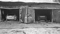 Фото двух сгоревших 11 октября престижных иномарок марки "Porsche" было выложено в паблике АСТ-54