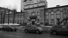 Протестующие пенсионеры не верят, что после перехода «под крыло Сандунов» и реконструкции баня на Каменской останется доступной для них. Фото Аркадия Уварова