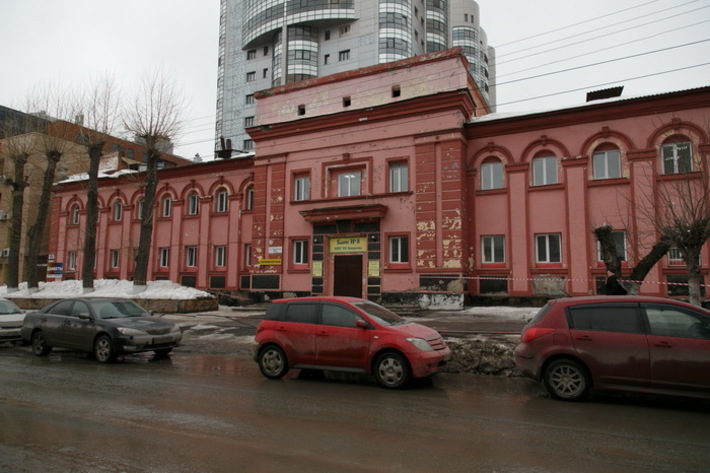 Протестующие пенсионеры не верят, что после перехода «под крыло Сандунов» и реконструкции баня на Каменской останется доступной для них. Фото Аркадия Уварова