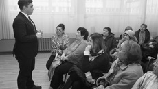У жителей округа всегда много вопросов к депутату. Фото Аркадия УВАРОВА